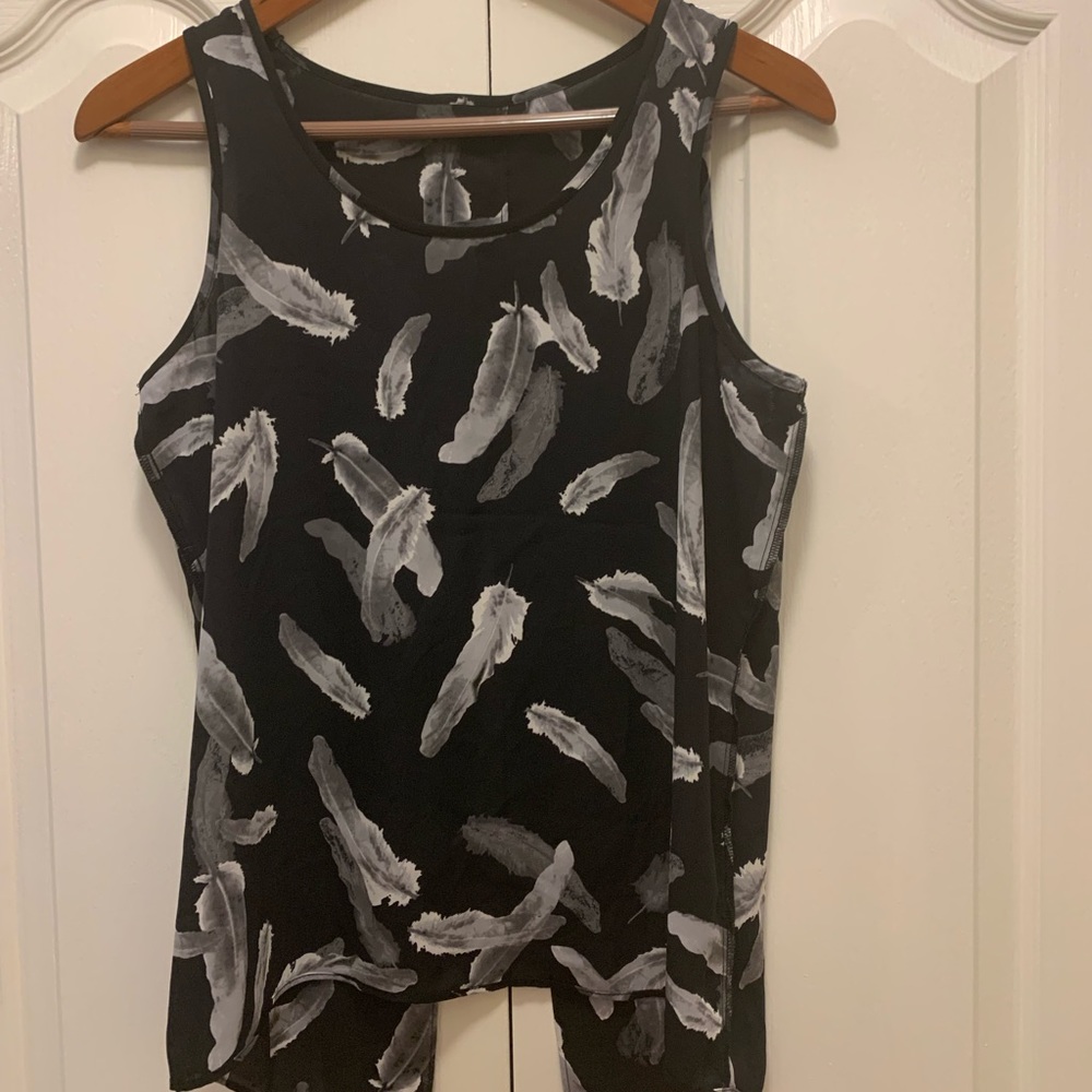 Express tank top with split back. - Picture 2 of 3